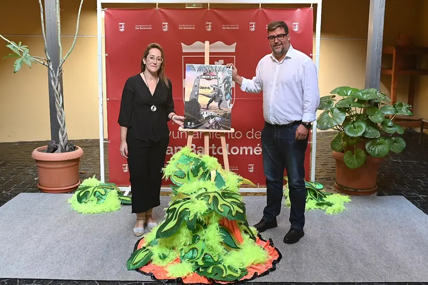 Isidro Pérez y Estefanía Luzardo con el cartel Carnava.