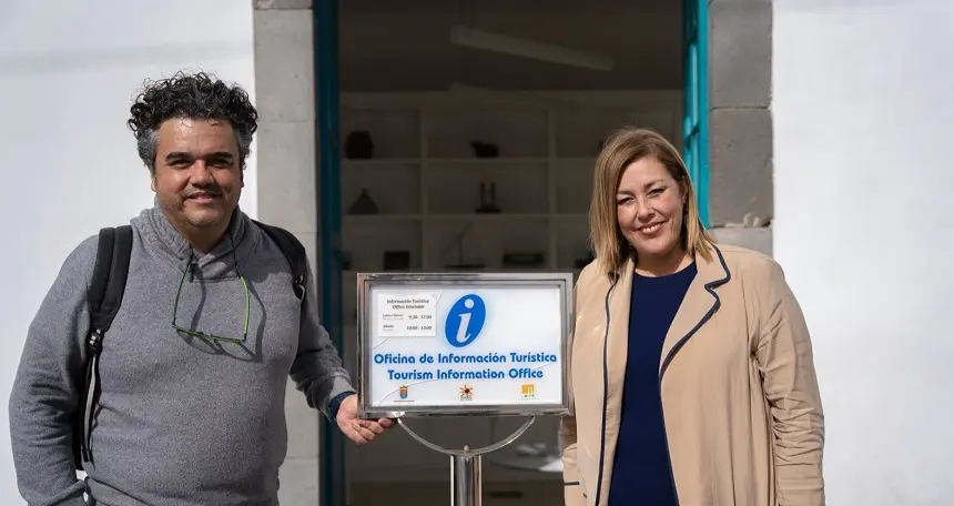 Armando Santana con Astrid Pérez en la Oficina de Turismo de Arrecife.