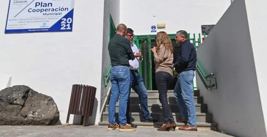 La presidenta del Cabildo acudió a ver cómo estaban las obras y charló con sus compañeros de San Bartolomé.