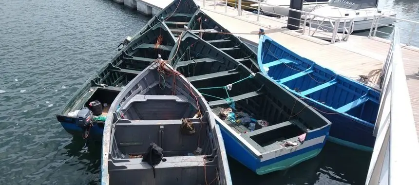 Imagen de las pateras acumuladas en el muelle de Órzola.