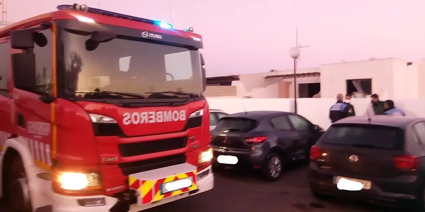 Los bomberos extinguen el fuego provocado este lunes en una vivienda de Playa Blanca.