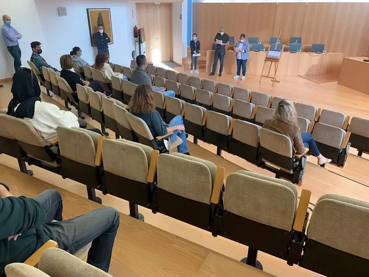 El alcalde, José Juan Cruz, y la concejala de Recursos Humanos, Kalinda Pérez, recibiendo a los recién contratados.