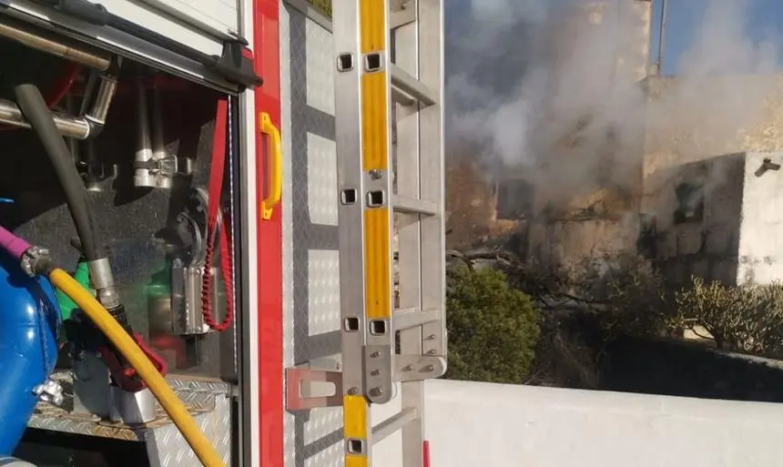 Los bomberos extinguen el incendio en una vivienda abandonada de Tinajo.