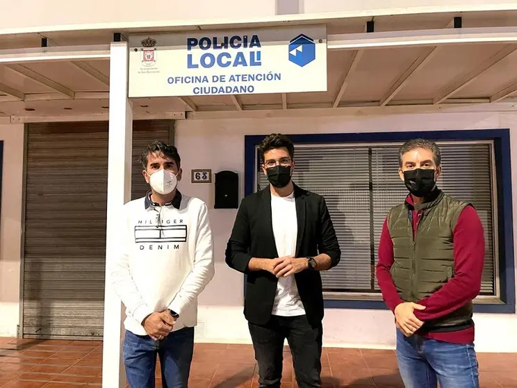 Representantes del PP frente a la Oficina de Atención del Ciudadano de la Policia Local en Playa Honda.