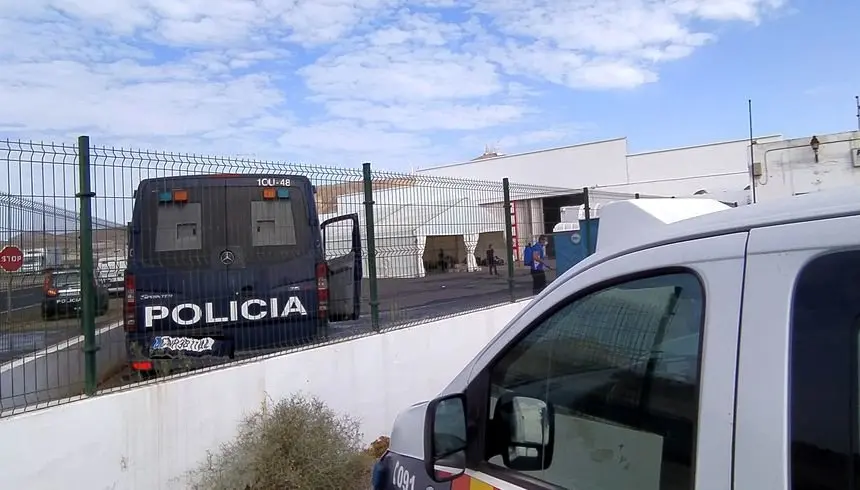 Nave de detención de inmigrantes situada entre Arrecife y San Bartolomé.