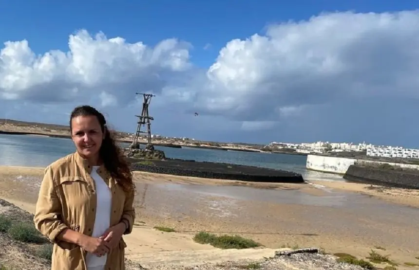 Begoña Hernández junto al lago de La Santa