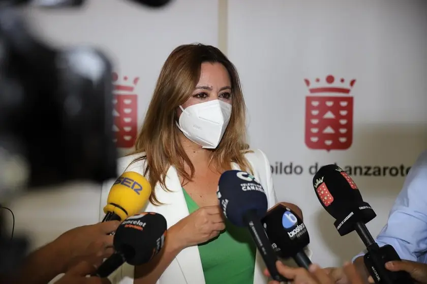 MARÍA Dolores Corujo atendiendo a los medios de comunicación.