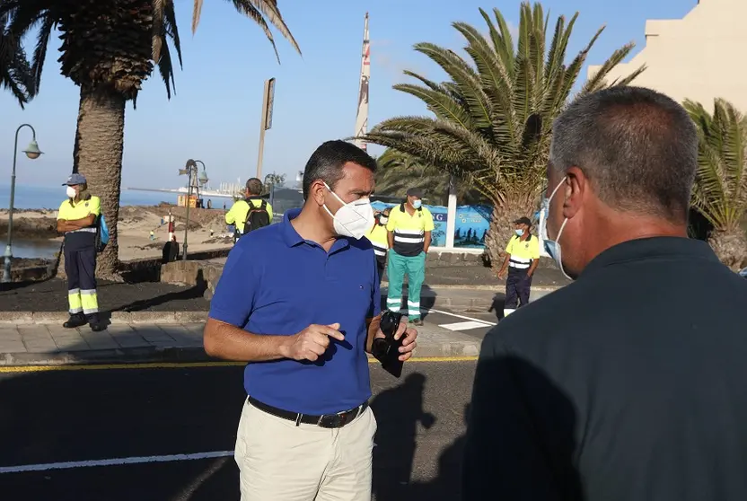 Oswaldo Betancort en Costa Teguise junto a los participantes del proyecto Por un Teguise medioambiental y social.