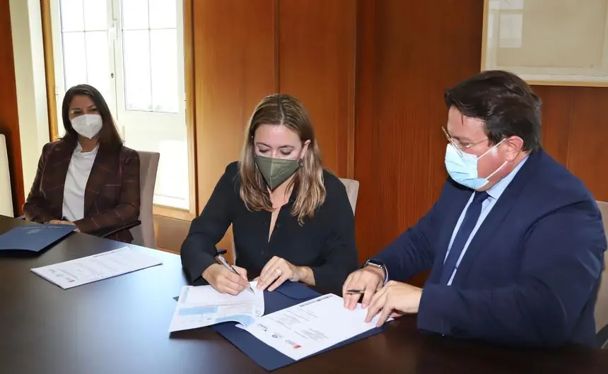 Momento de la firma entre el Cabildo y la asociación.