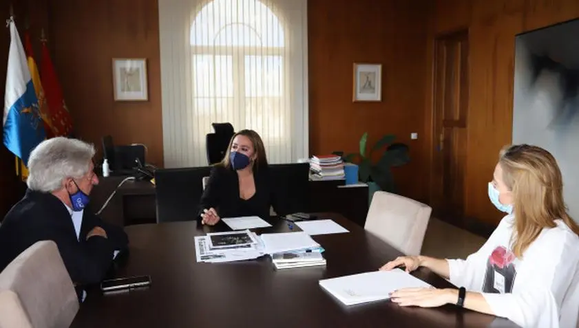 Imagen de la reunión mantenida entre los representantes de la Federación Turística y la presidenta del Cabildo.