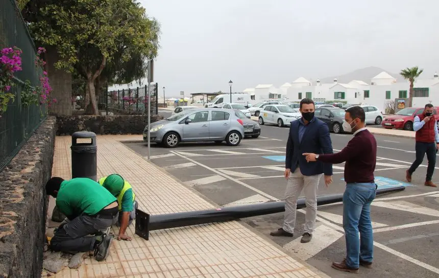 Óscar Noda visitando una de las instalaciones que se están realizando.