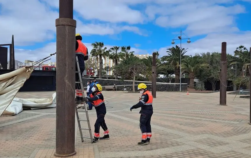 Los bomberos tuvieron que terminar de quitar la carpa para evitar que se produjera algún accidente