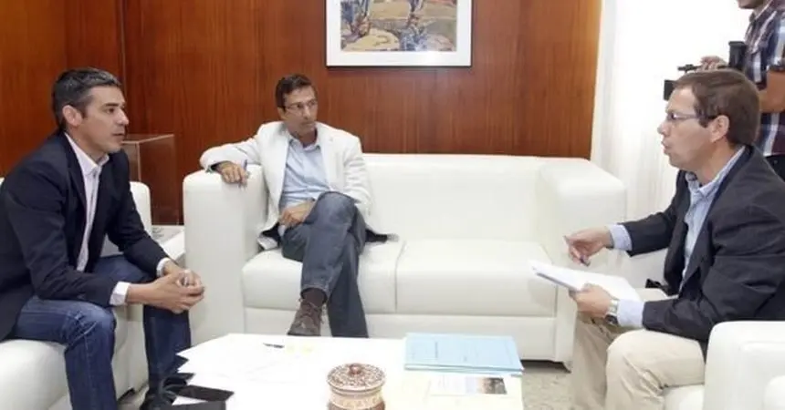 Antonio Morales junto a Pedro San Ginés en una reunión con Narvay Quintero durante su etapa en el Cabildo.