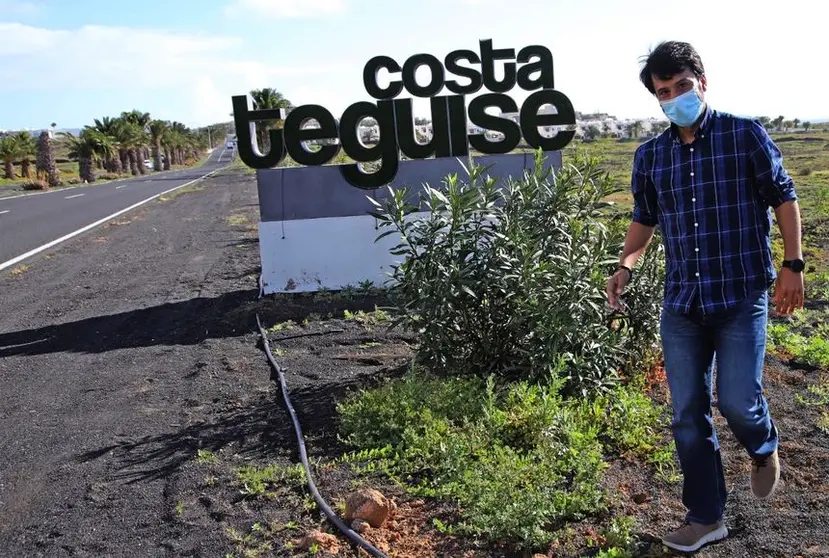 Marcos Bergaz en uno de los jardines de la entrada a Costa Teguise.