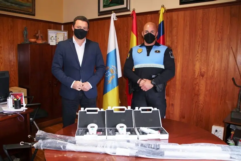 Oscar Noda junto a un representante de la Policia Local.