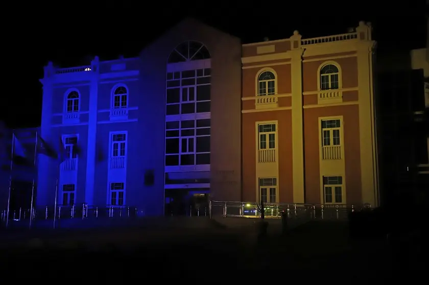 Cabildo iluminado con los colores de la bandera de Ucrania.