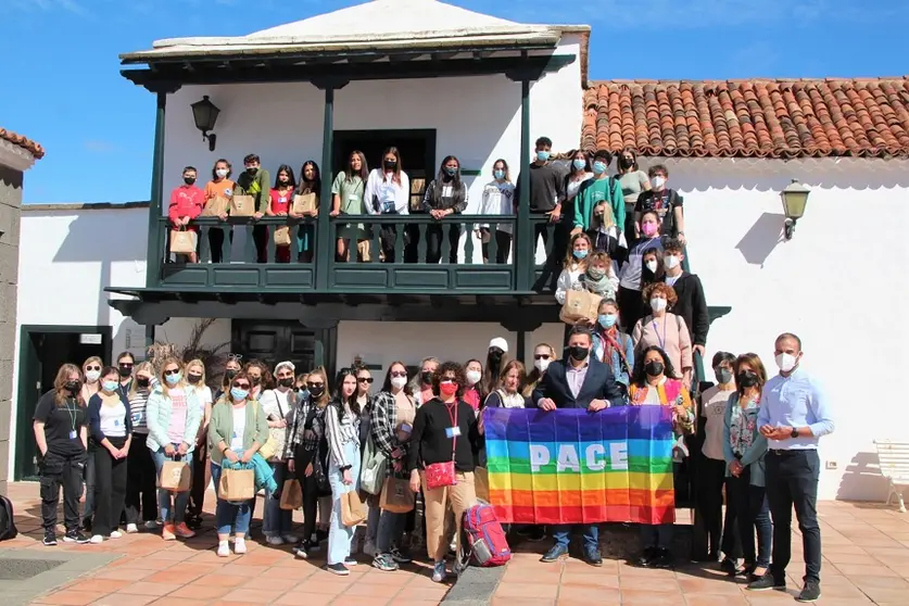 Óscar Noda junto a los treinta y tres estudiantes y once profesores visitantes.