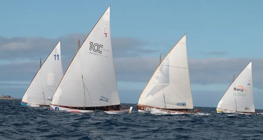 Barquillos de Vela Latina durante una competición.