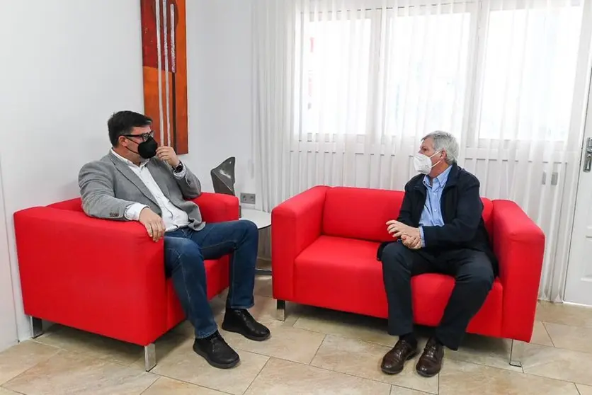 El alcalde de San Bartolomé, Isidro Pérez, con el viceconsejero regional Leopoldo Díaz.