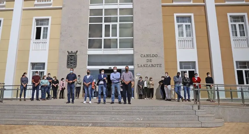 Imagen de los representantes del Cabildo durante el silencio.