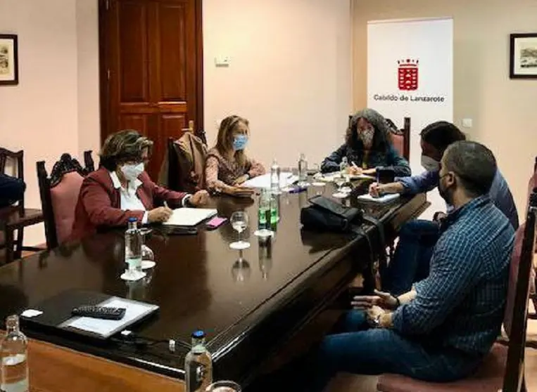 Encuentro de Ariagona González con representantes de la Federación Turística de Lanzarote.