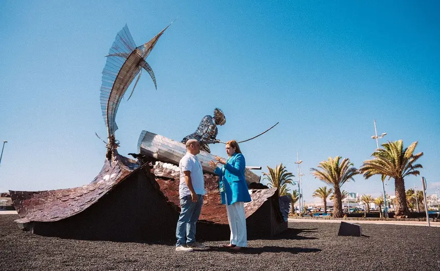 Astrid Pérez y  Jorge Isaac Medina junto a el “Pescador con marlín”.