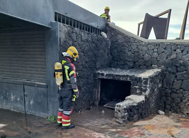 Imagen de los bomberos una vez que habían sofocado el incendio