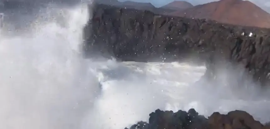 Imagen de cómo entran ya las olas este domingo por la zona de Los Hervideros. 