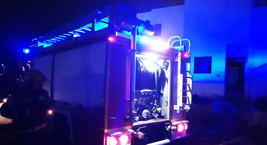 Imagen de la actuación de los bomberos en la vivienda quemada.