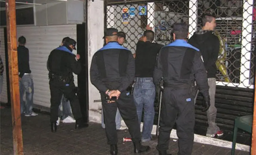 Imagen de archivo de una actuación de la Policía Local en la zona del Centro Comercial Atlántico.