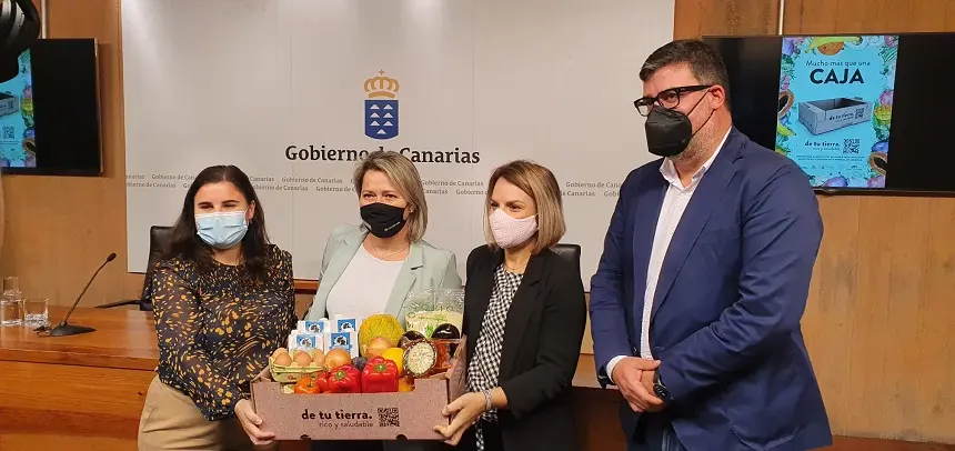 Isidro Pérez realizando la entrega de cestas con alimentos saludables y de kilómetro cero.