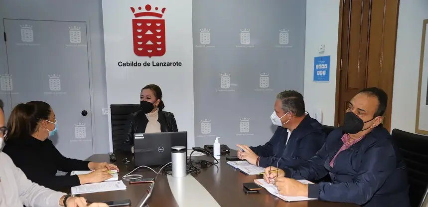 María Dolores Corujo junto al Consejo de Gobierno.