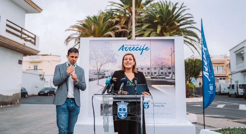 Rueda de prensa de Astrid Pérez en la calle Tenderete.