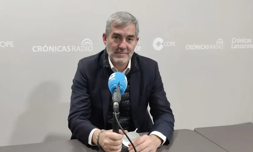 Fernando Clavijo en el estudio de Crónicas Radio - Cadena Cope.