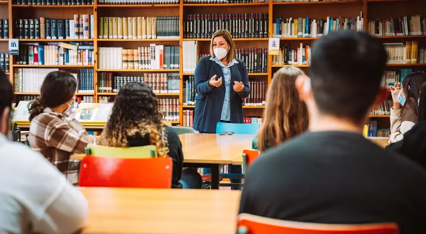 Astrid Pérez en su reunión con los estudiantes de 4º de la ESO del Blas Cabrera.