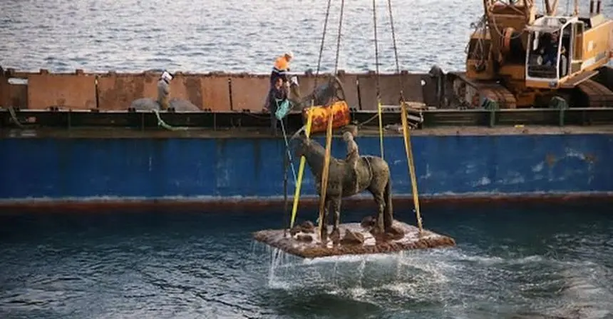 Imagen de la costosa y aparatosa  maniobra que se tuvo que hacer para retirar las esculturas de Jason  Decaires.