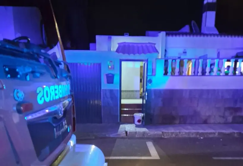 Los bomberos sofocan el incendio eléctrico provocado en una vivienda de Playa Honda.