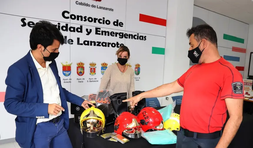 Marcos Bergaz junto al material del consorcio para Ucrania.