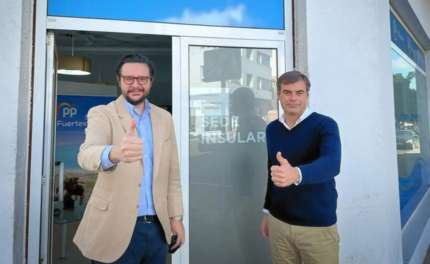 Fernando Enseñat y Sergio Ramos en la sede del Partido Popular de Fuerteventura.