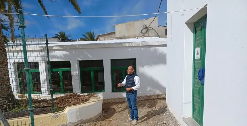 Víctor Robayna en las obras para la adecuación de aulas.