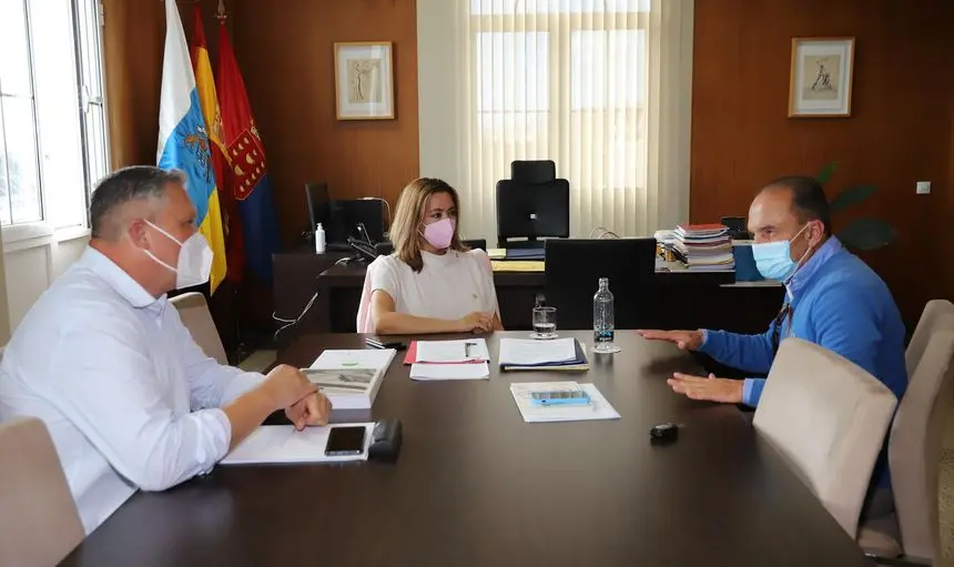 Imagen de la reunión de la presidenta del Cabildo y del consejero de Obras con el alcalde de Tinajo.