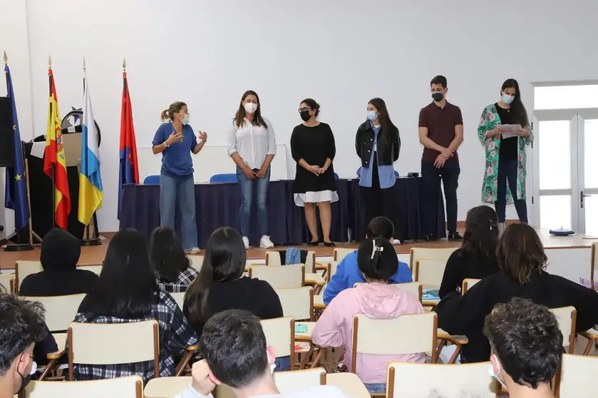 Myriam Barros junto a la directora de la Escuela de Jóvenes Emprendedores de Lanzarote y los difentes invitados al evento.