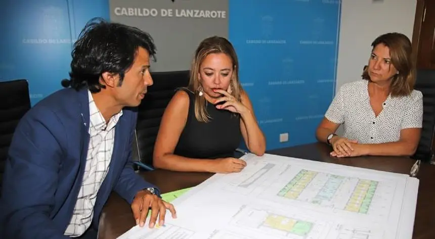 Marcos Bergaz con María Dolores Corujo e Isabel Martín en el Cabildo.