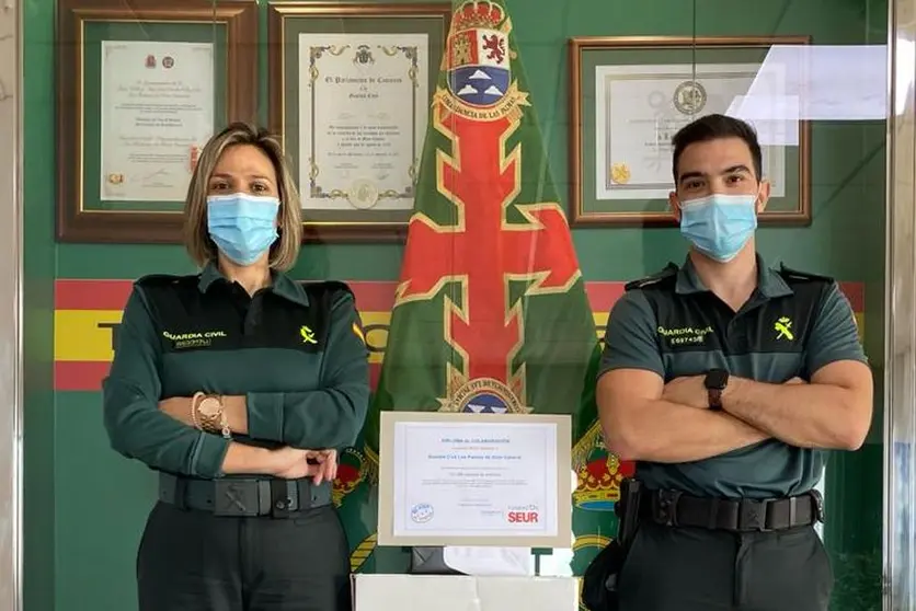Imagen de dos de los agentes que han llevado a cabo la campaña.