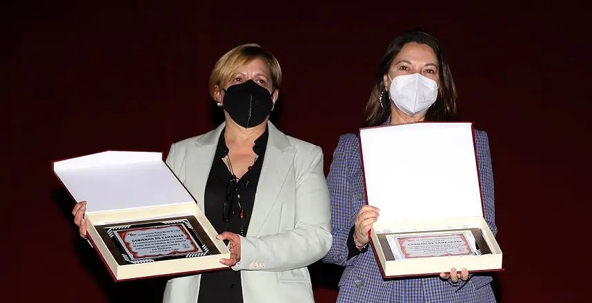Isasbel Martín entregando reconocimientos en la gala aniversario 30 Años de la Asociación El Cribo.