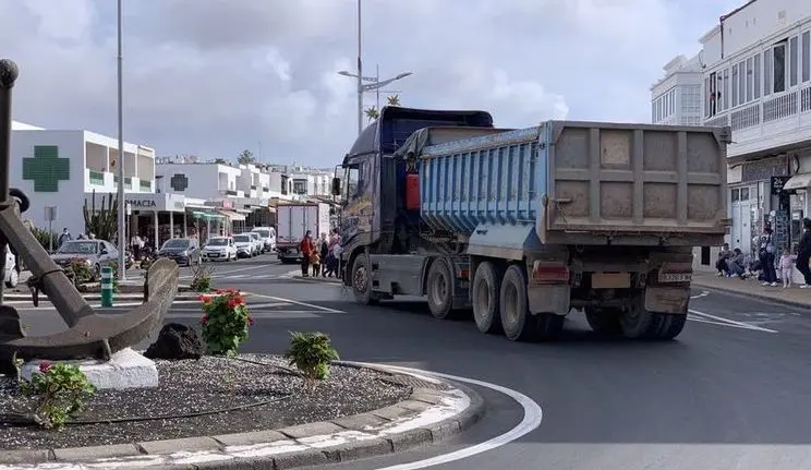 Imagen de un camión en la zona de Playa Blanca, en el sur de Lanzarote
