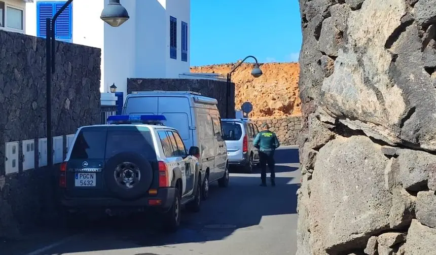 Imagen de los agentes de la Guardia Civil que custodiaban la entrada a la casa.