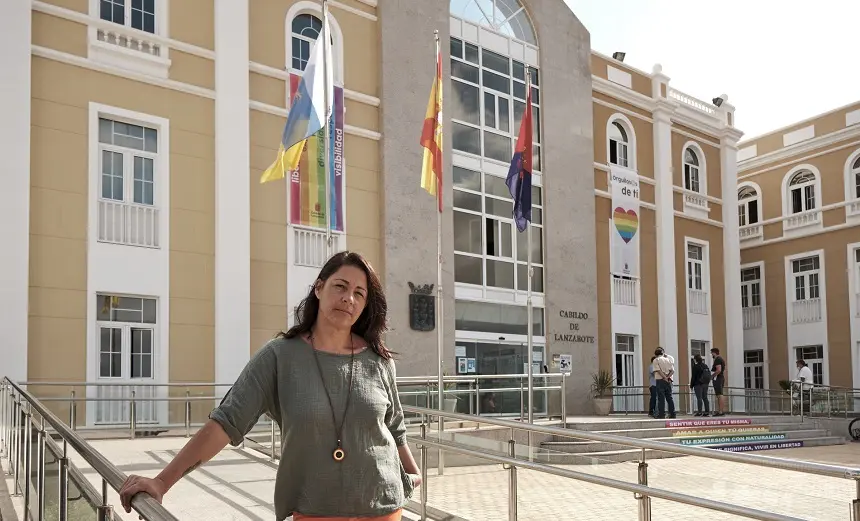 La consejera Myriam Barros junto al Cabildo de Lanzarote.