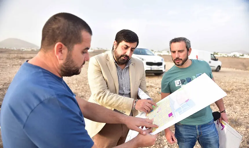 Eduardo Díaz, secretario local de Coalición Canaria en San Bartolomé, junto a los vecinos del municipio.