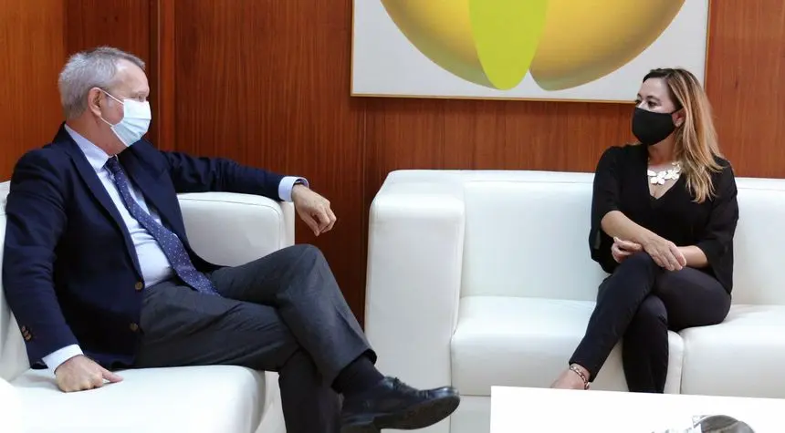 María Dolores Corujo reunida con Sebastián Franquis en el Cabildo de Lanzarote.